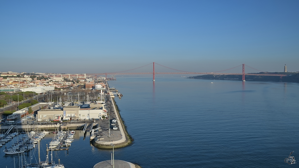 Blick von der Aussichtsplattform des 56 Meter hohen Denkmales der Entdeckungen (Padro dos Descobrimentos) auf den Fluss Tejo. (Lissabon, Januar 2017)