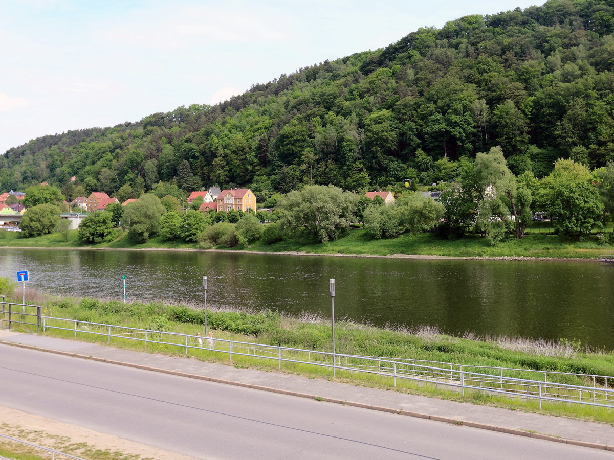 Blick vom Bahnhof Bad Schandau ber die Elbe in Richtung Elbestrae von Bad Schandau am 21. Mai 2016.