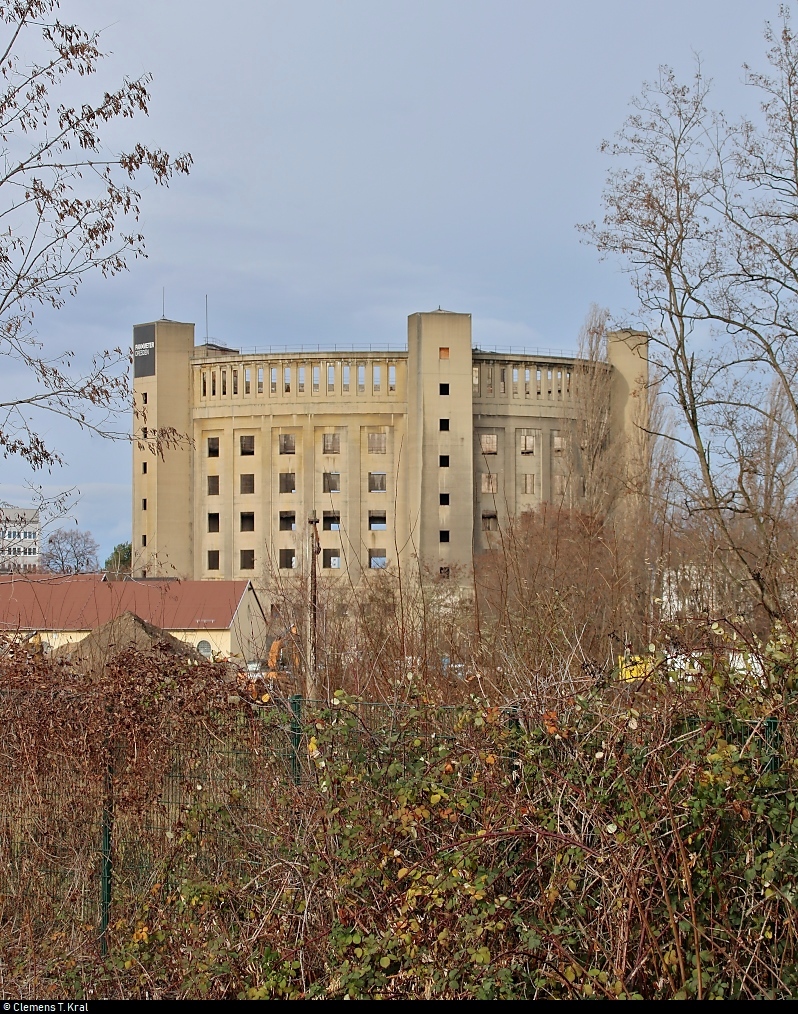 Blick vom Bahnhof Dresden-Reick auf die Gasanstalt Reick, die zum Panometer Dresden gehrt.
[8.12.2018 | 12:32 Uhr]