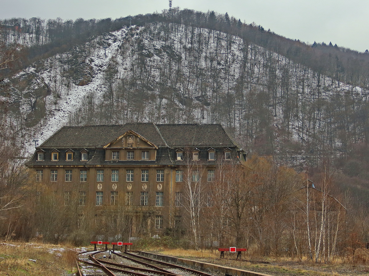 Blick vom Bahnhof Thale in Richtung Walther Rathenau Str. am 17. Februar 2018, die  Rotrappe im Hintergrund  fast  ohne Schnee