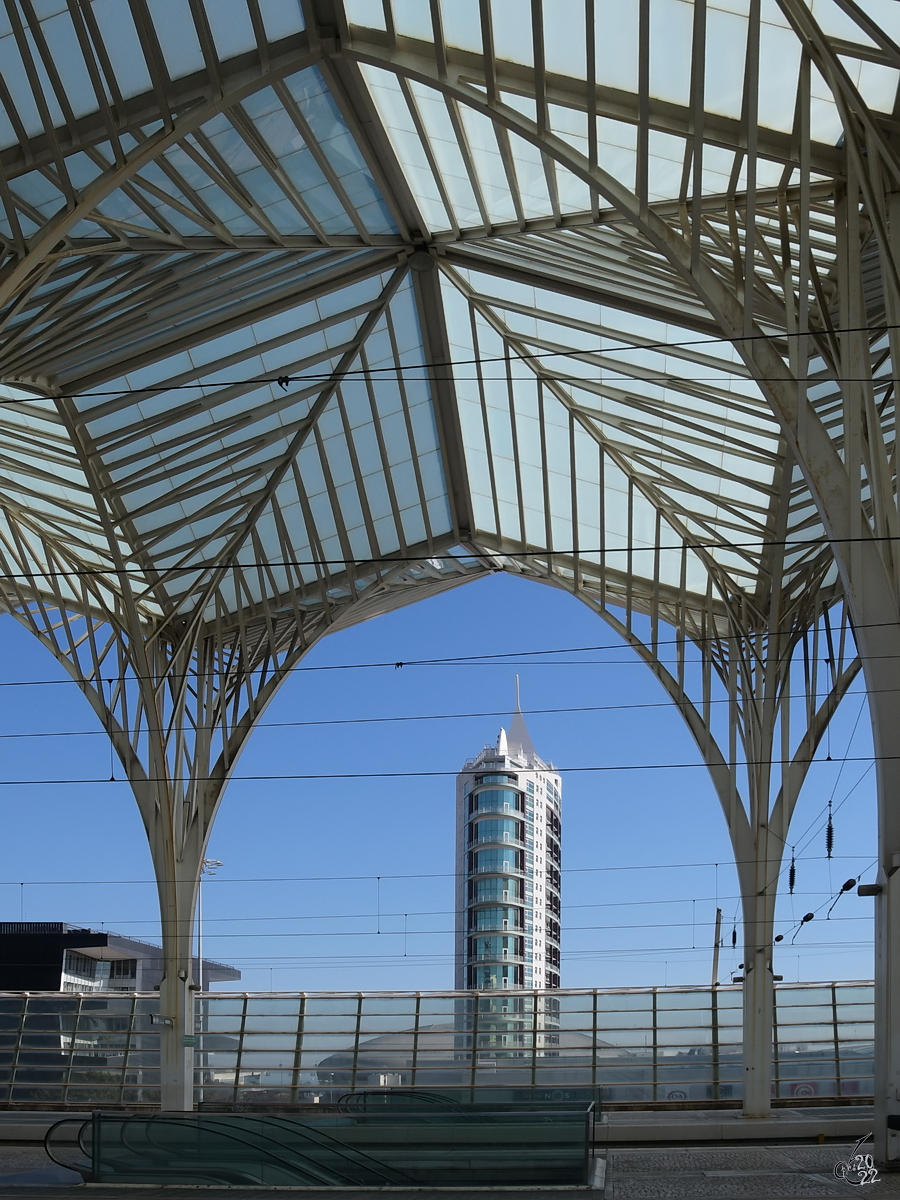 Blick vom Bahnsteig des Ostbahnhofes (Estao do Oriente) in Lissabon auf das 110 Meter hohe Hochhaus Torre de So Gabriel. (Januar 2017)