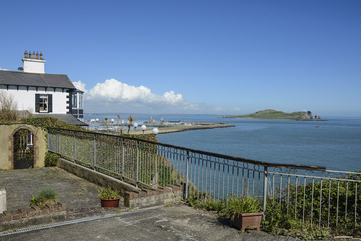 Blick vom Balscadden Road in der Kleinstadt Howth stlich von Dublin. Im Hintergrund ist die Insel Ireland's Eye zu sehen. Aufnahme: 11. Mai 2018.