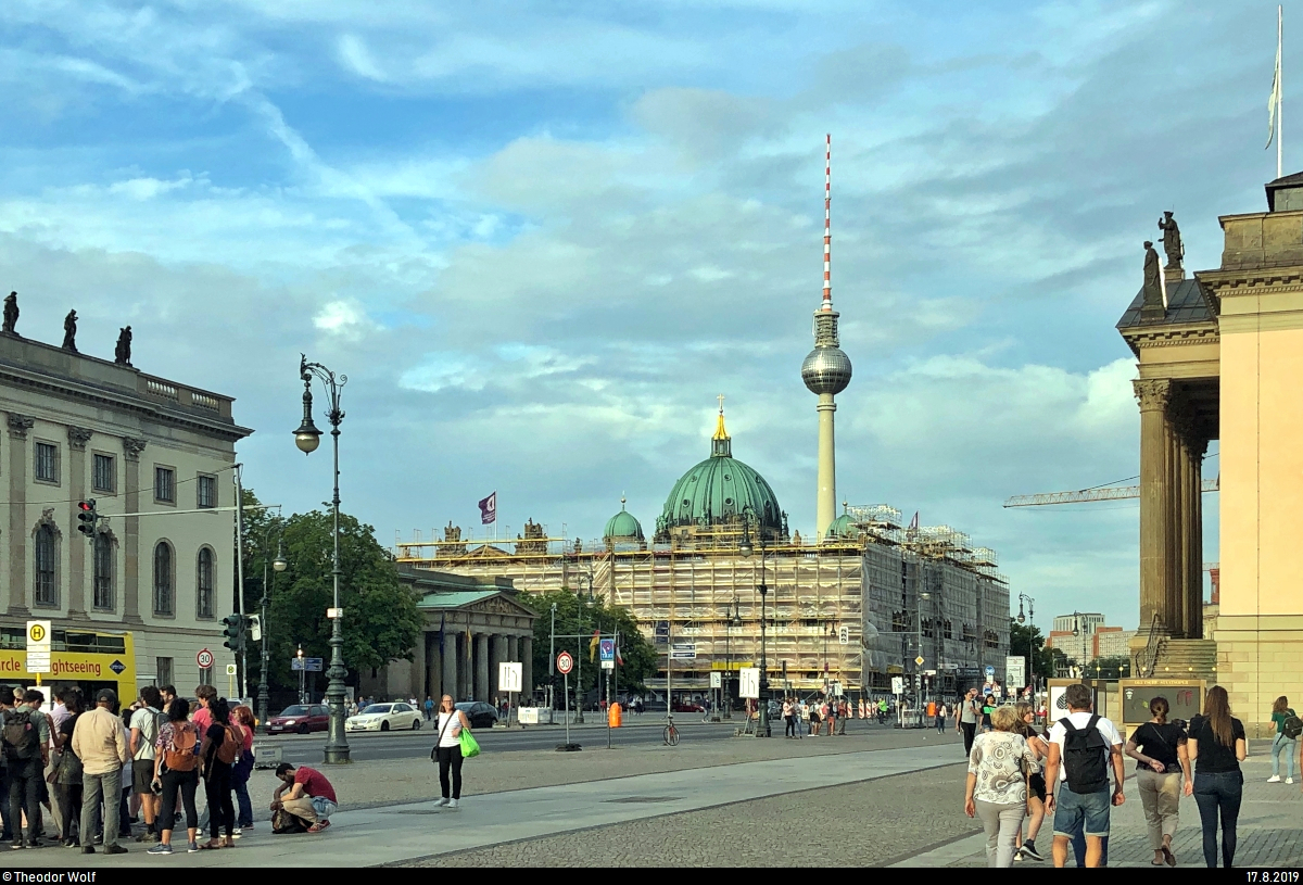 Blick vom Bebelplatz auf das in einem Baugerst eingehllte Deutsche Historische Museum mit dem Berliner Dom und Fernsehturm im Hintergrund.
(Smartphone-Aufnahme)
[17.8.2019]

 Theodor Wolf
Der Fotograf ist mit der Verffentlichung auf meinem Account ausdrcklich einverstanden und behlt alle Rechte am Bild.