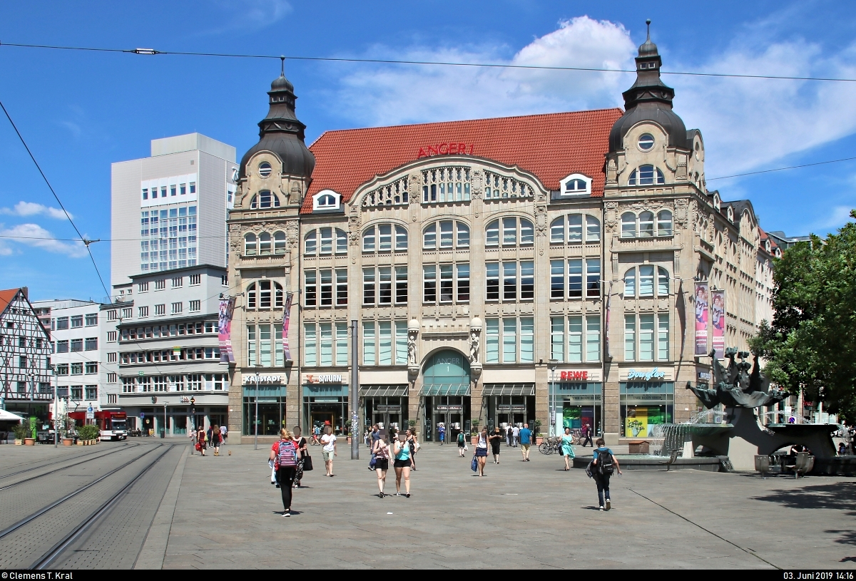 Blick bei Hitze und strahlendem Sonnenschein auf die Einkaufsgalerie Anger 1 in Erfurt.
Dahinter (nordstlich davon) befindet sich das Radisson Blu Hotel Erfurt.
[3.6.2019 | 14:16 Uhr]