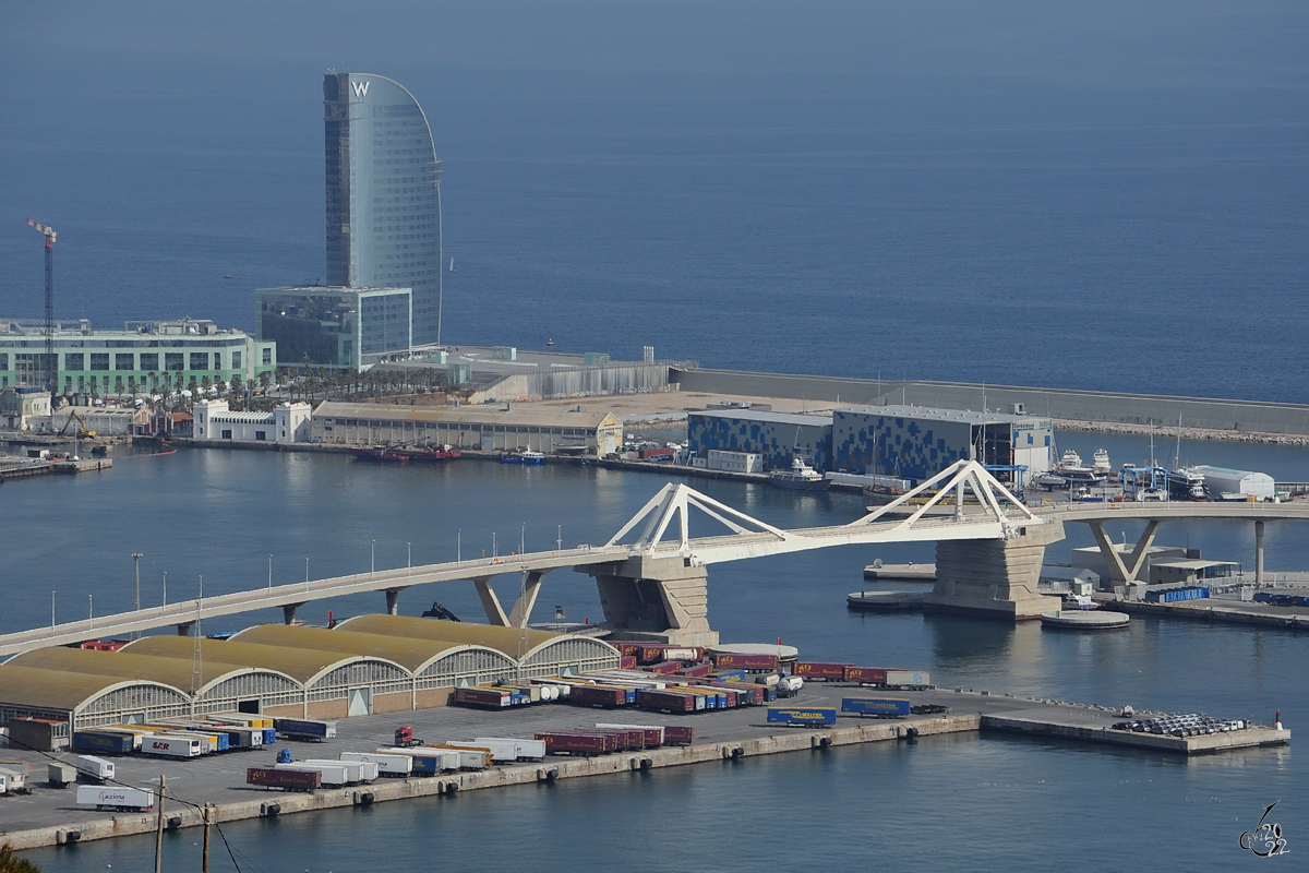 Blick in den Bereich des Hafens von Barcelona mit der im Jahr 2000 fertiggestellten Klappbrücke  Europa-Tor  (Pont de la Porta d’Europa) und dem 99 Meter hohen W Barcelona Hotel. (Februar 2012)