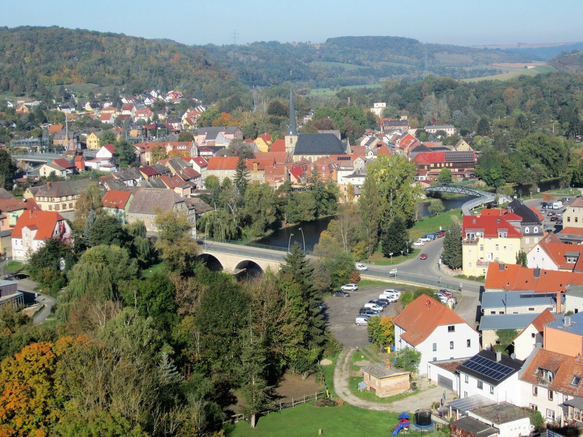 Blick vom Bergfried der Burgruine Camburg auf den Ort Camburg am 18.10.21