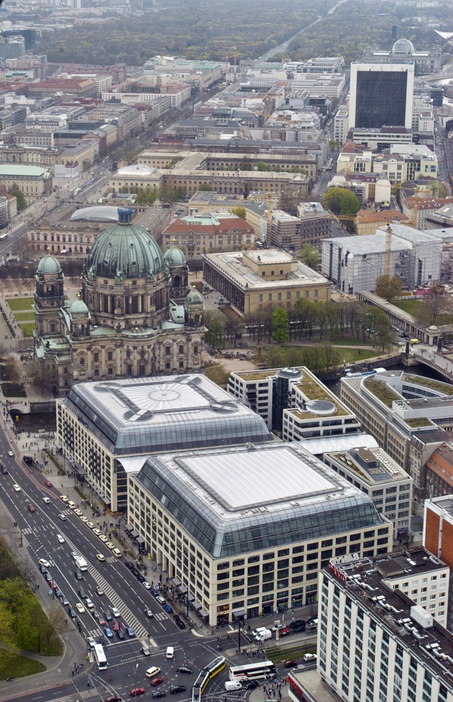 Blick vom Berliner Fernsehturm auf Karl-Liebknecht-Strae, Berliner Dom und Unter den Linden. Aufnahme: April 2007.