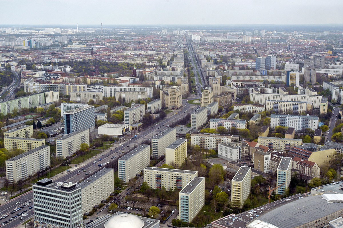 Blick vom Berliner Fernsehturm auf Karl-Marx-Allee und Bezirk Friedrichshain. Aufnahme: April 2007.