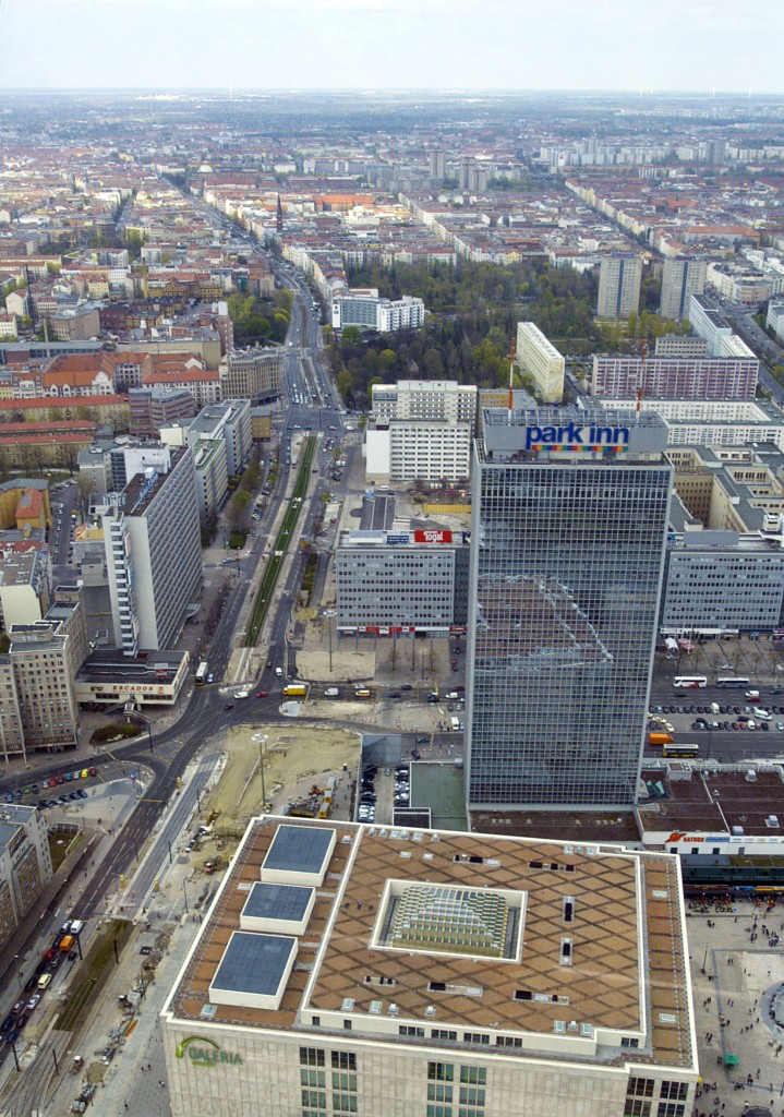 Blick vom Berliner Fernsehturm in nord-stlicher Richtung. Die groe Strae im Bild ist die Prenzlauer Allee. 
Aufnahme: April 2007.