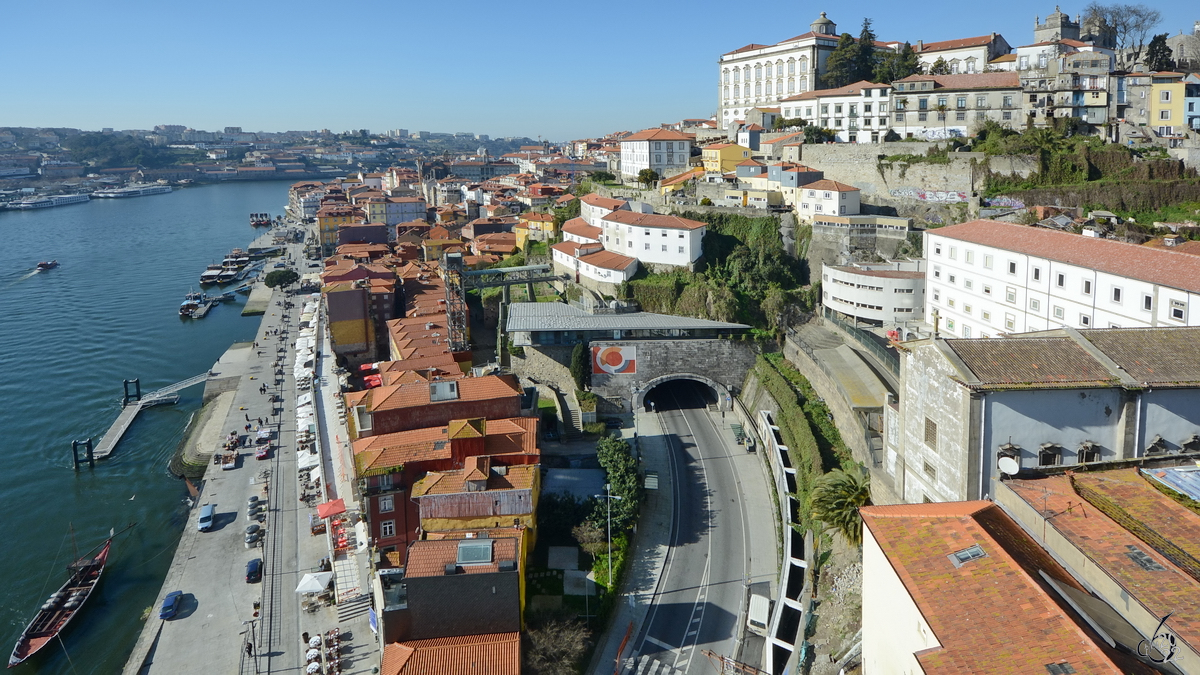 Blick von der Brcke Ponte Luiz I auf die Altstadt von Porto. (Januar 2017)