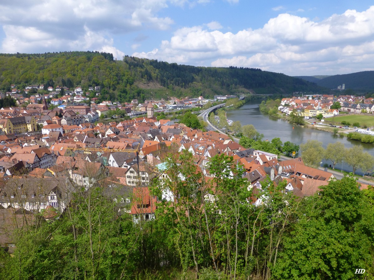 Blick von der Burg auf Wertheims Altstadt,den Main und auf Kreuzwertheim auf der anderen Mainseite. Aufgenommen im April 2014.