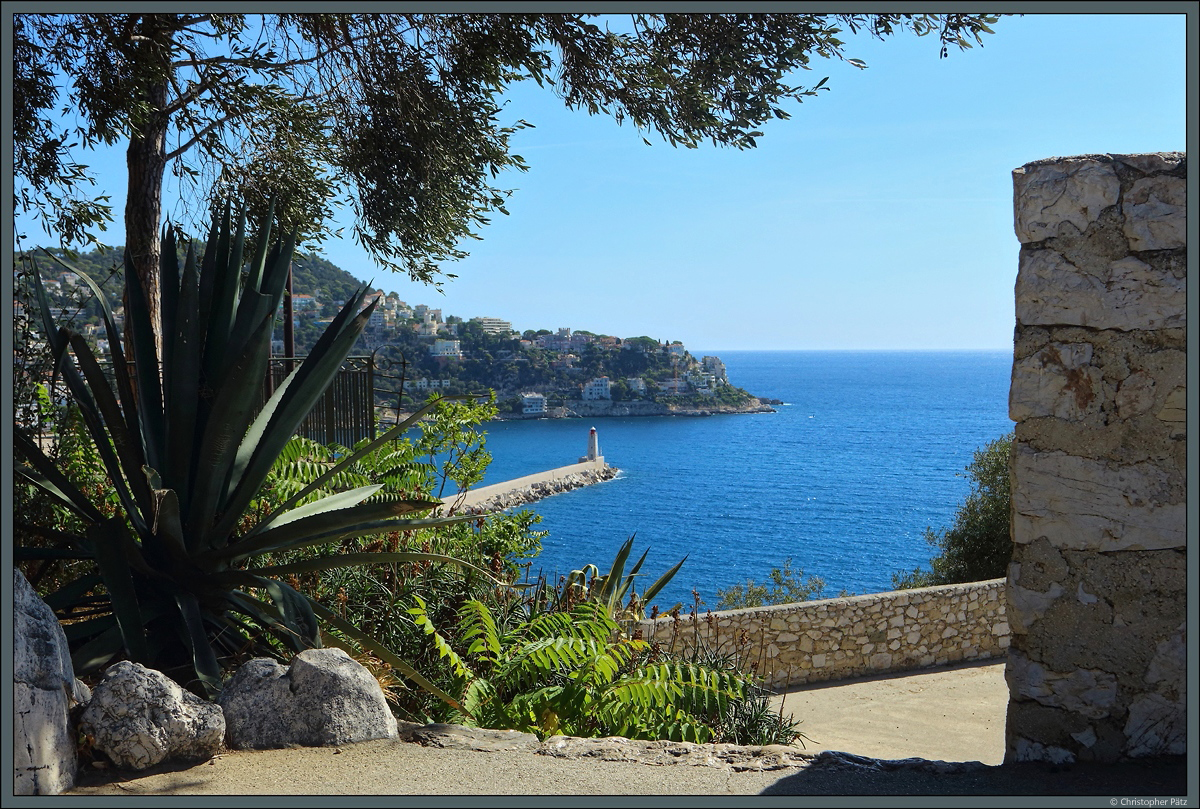 Blick vom Burgberg auf den Leuchtturm und das Cap de Nice. (Nizza, 26.09.2018)