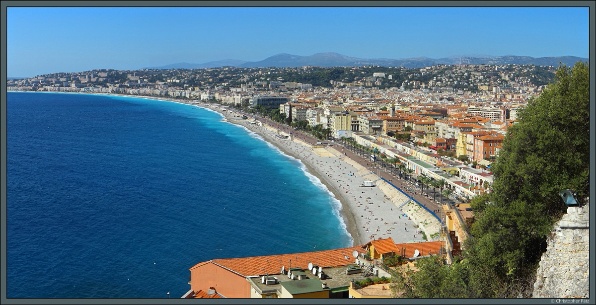 Blick vom Burgberg auf die Stadt Nizza mit der Strandpromenade  Promenade des Anglais , die sich 7 km entlang der Kste zieht. Rechts ist die Altstadt zu sehen. (26.09.2018)