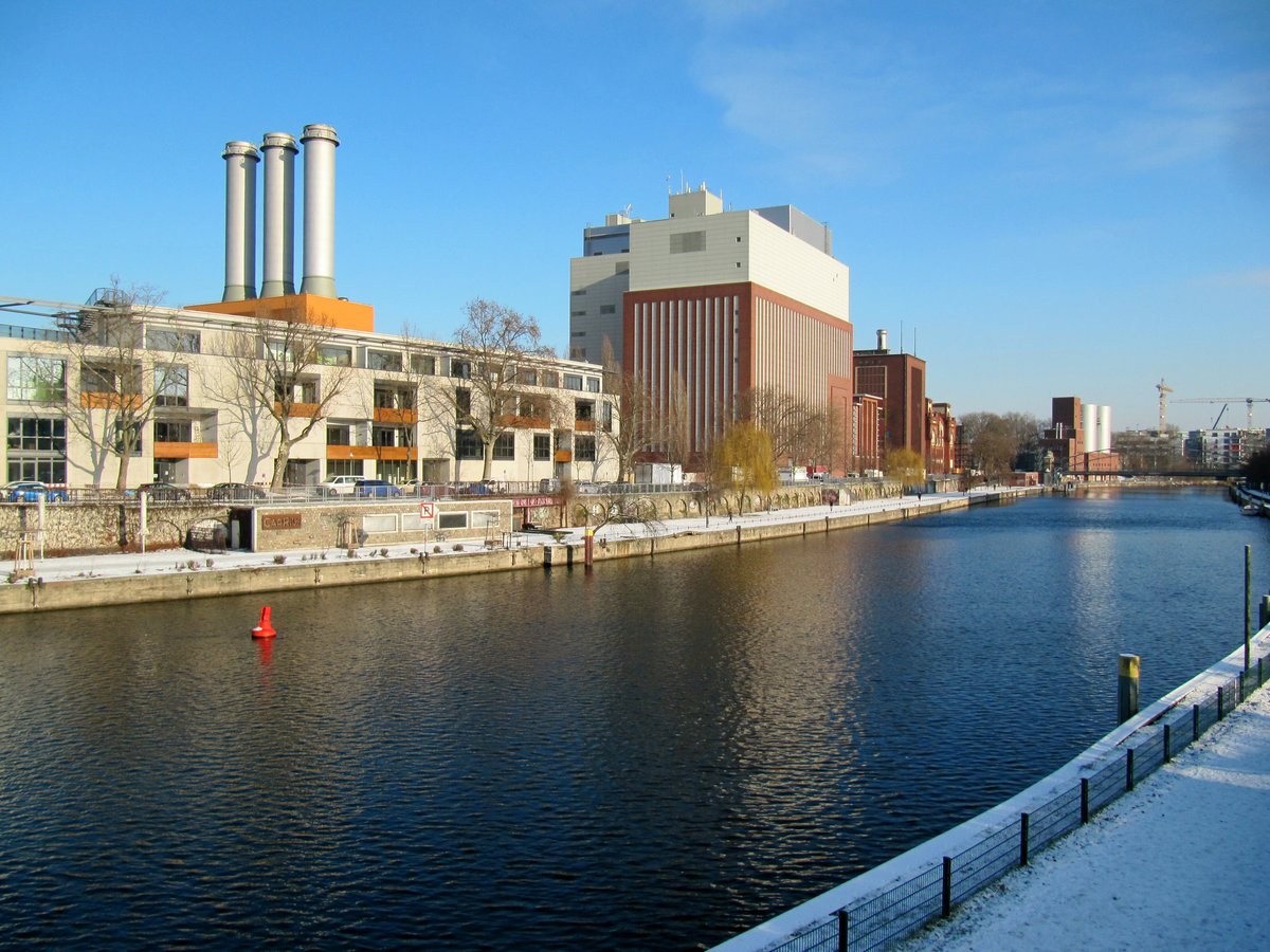 Blick von der Caprivibrcke in Berlin-Charlottenburg auf die Spree , Teile d. gleichnamigen Kraftwerkes , Teile einer Bildgiesserei und der Strandbar Caprivi am 10.01.2017.