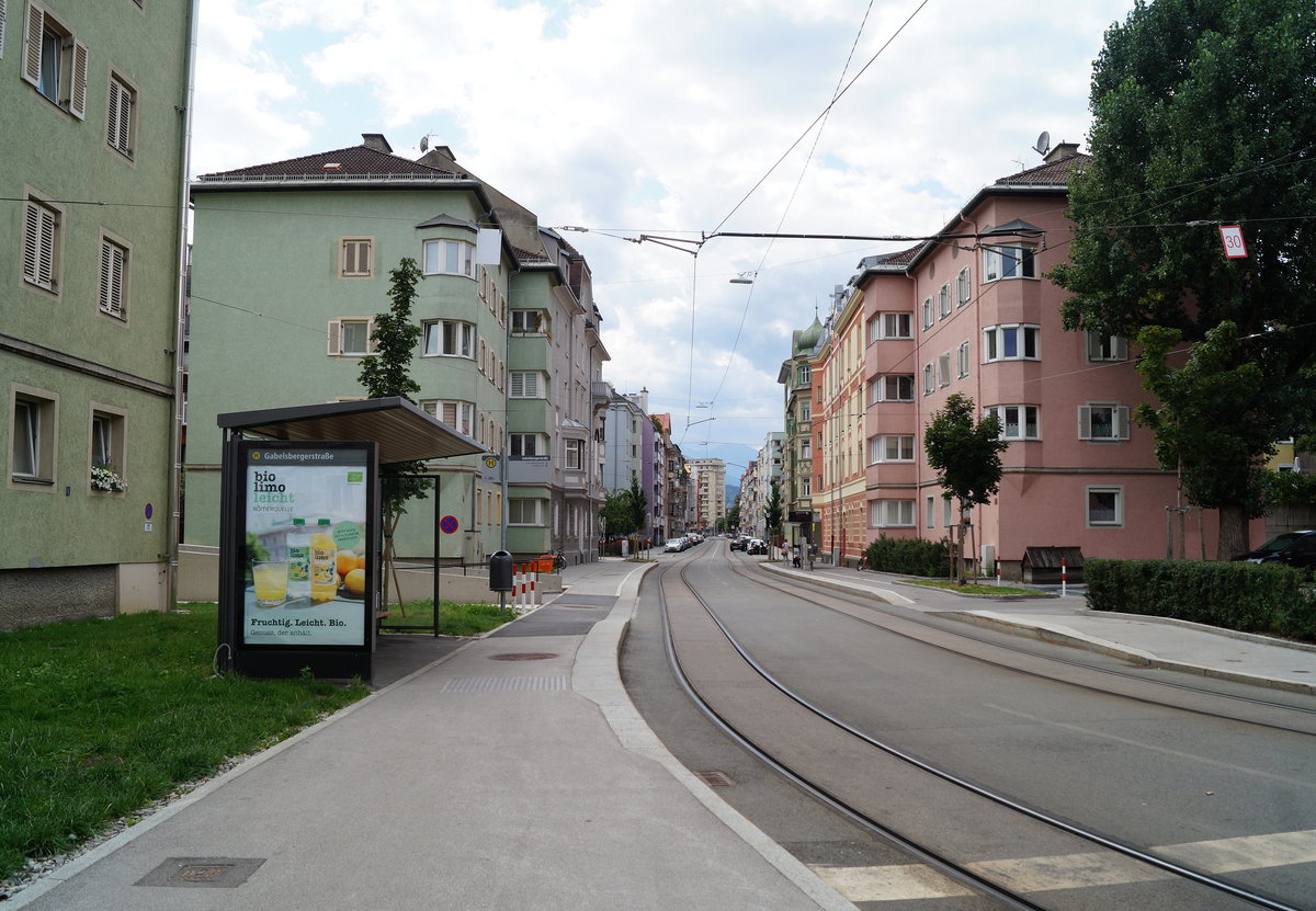 Blick in die Defreggerstrae in Innsbruck. Das Wartehuschen gehrt zur neu errichteten Tramlinie, 03.08.2019.