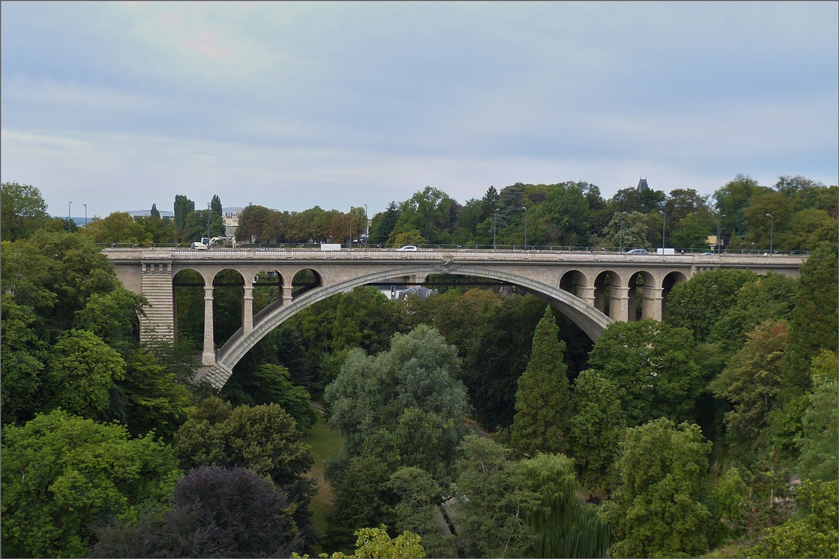 Blick von dem Platz bei der „Gle Fra“, (Place de la Constitution), auf die renovierte Brcke mit der darunterliegenden Fahrrad und Fugngerpassage, von der wurde dieses Foto aufgenommen wurde. 
https://www.staedte-fotos.de/bild/luxemburg~staedte~luxemburg/86123/blick-von-der-fussgaengerpassage-durch-einen.html   08.2020
