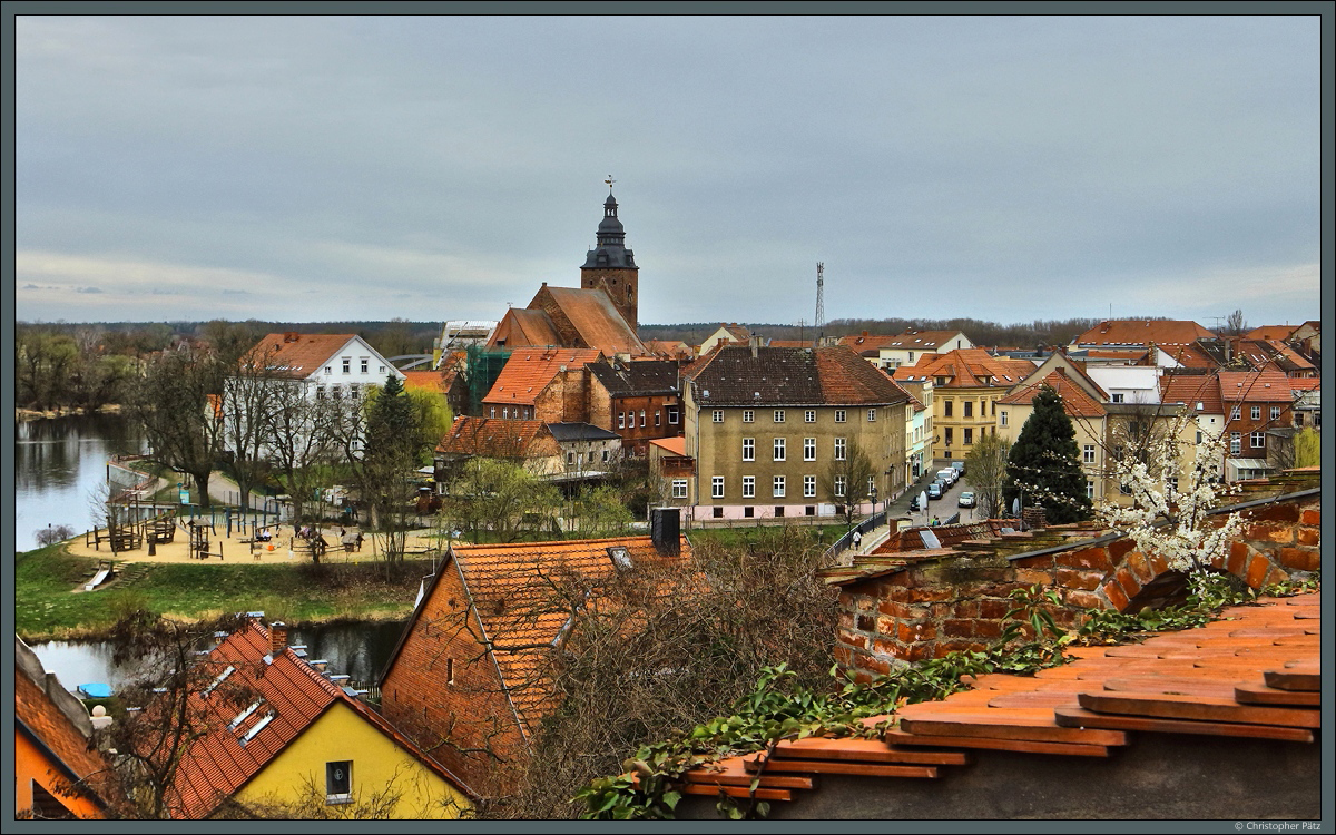 Blick vom Dom auf die Stadtinsel, das historische Zentrum von Havelberg mit der Stadtkirche St. Laurentius. (24.03.2019)