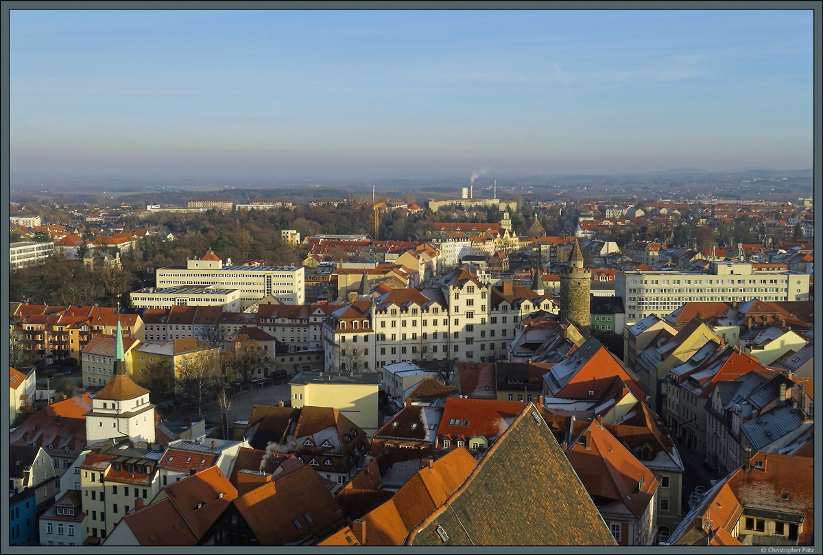 Blick vom Dom St. Petri zu Bautzen Richtung Osten: Zu sehen sind links der Schlerturm und rechts der Wendische Turm, die beide zur mittelalterlichen Stadtbefestigung gehren. Zwischen den beiden Trmen befindet sich das Finanzamt. (Bautzen, 04.12.2016)