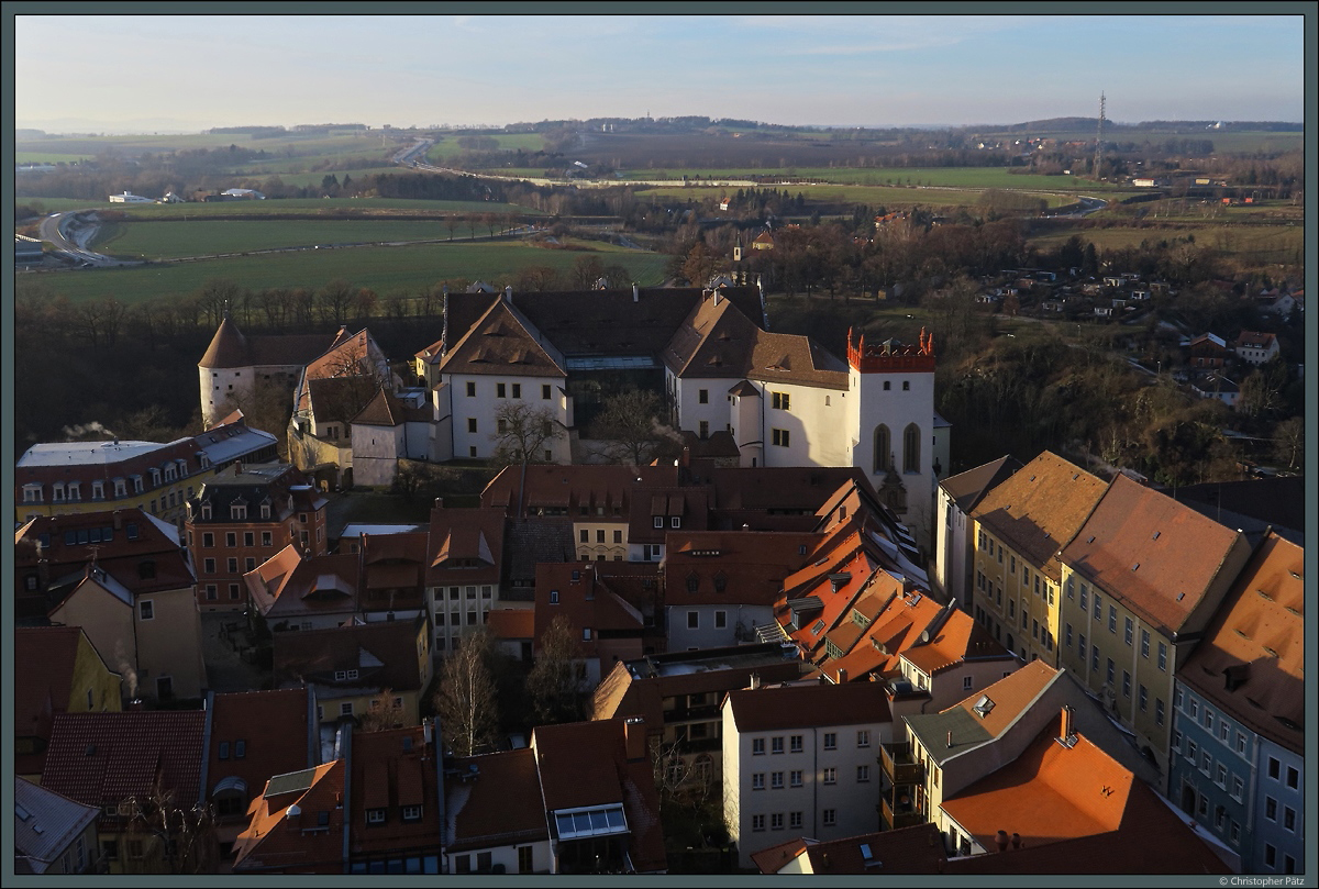 Blick vom Dom St. Petri zu Bautzen Richtung Westen: Auf einem Felssporn nahe der Spree trohnt die Ortenburg, deren Entstehung bis ins 10. Jahrhundert zurckreicht. Heute beherbergt die Burg ein Theater. (Bautzen, 04.12.2016)