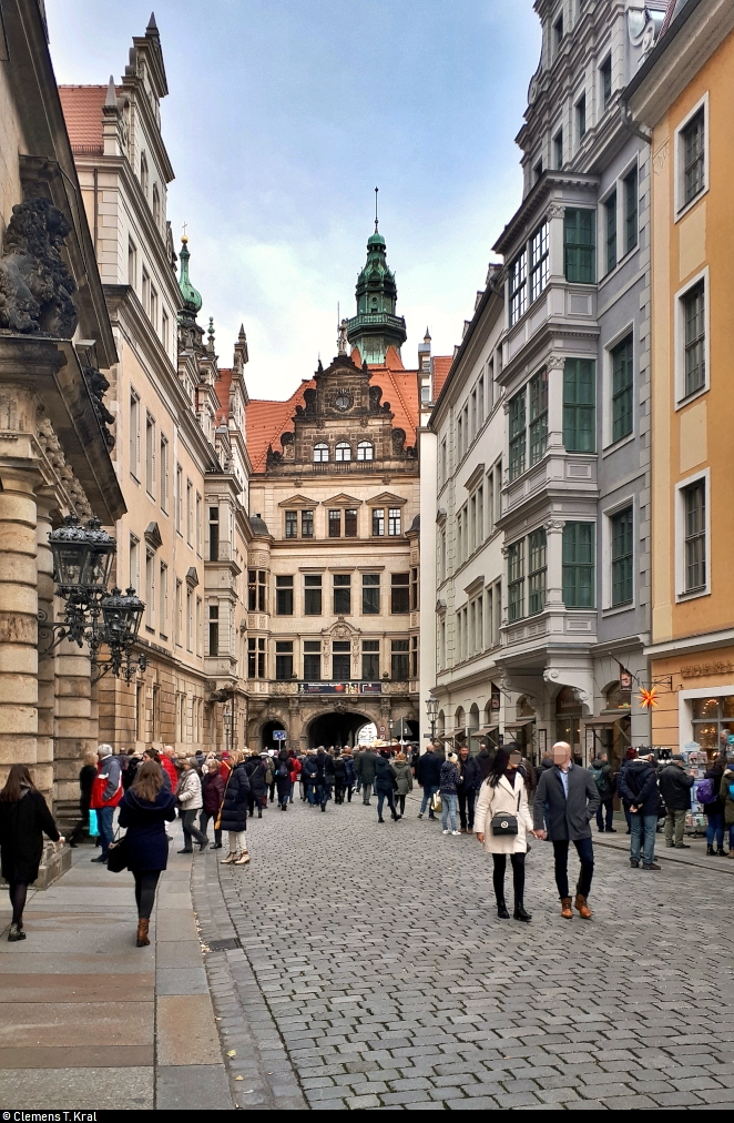 Blick in die Dresdner Schlostrae (sic!) mit Georgentor in der Adventszeit.
(Smartphone-Aufnahme)
[8.12.2019 | 12:41 Uhr]