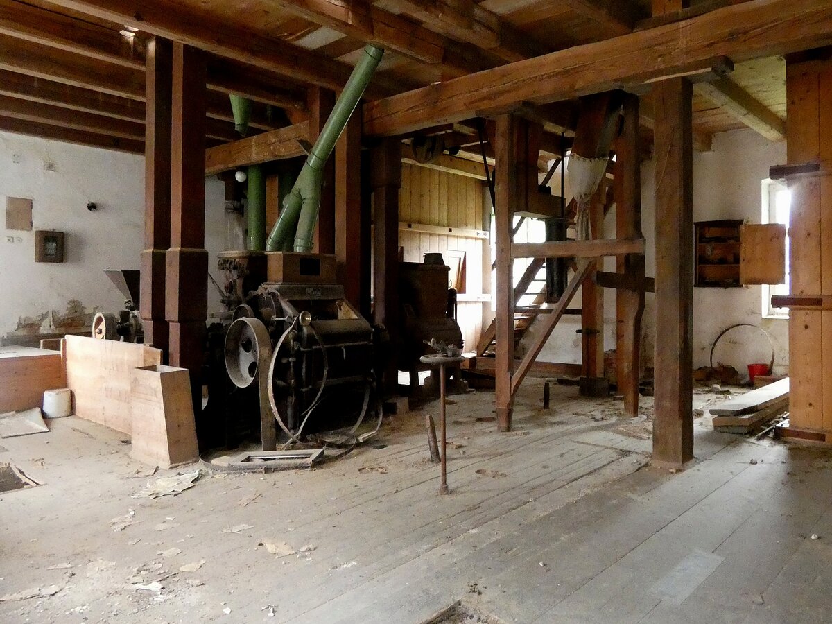 Blick durch ein eingeschlagenes Fenster in den Walzenboden der ehem. Kunstm�hle des Franz-Voglsang in Bad-Pirawarth; 260511