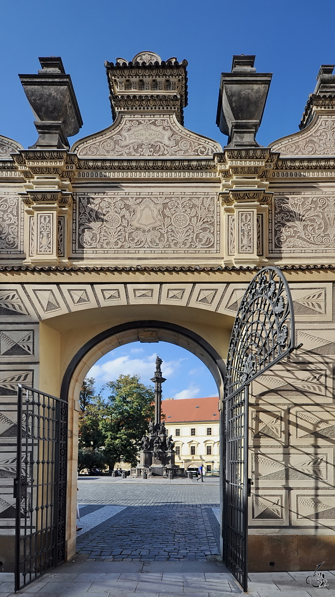 Blick durch ein Tor auf die Mariensule, welche 1725 als Dank fr die Errettung vor der Pest errichtet wurde.  (Prag, September 2012)