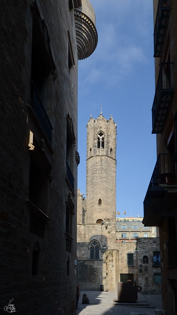Blick durch die Huserschluchten auf die Catedral Santa Maria del Mar, einer zwischen 1329 und 1383 erbauten gotische Kirche in Barcelona. (Februar 2012)