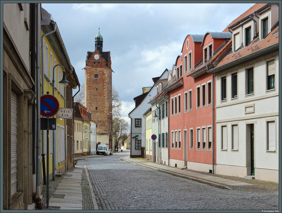 Blick durch die Hallesche Stra�e in der Altstadt von Delitzsch zum Halleschen Turm (errichtet 1394 bis 1396), neben dem sich einst ein Stadttor befand. Dieses wurde - man ahnt es schon - als Hallesches Tor bezeichnet. (29.03.2026)