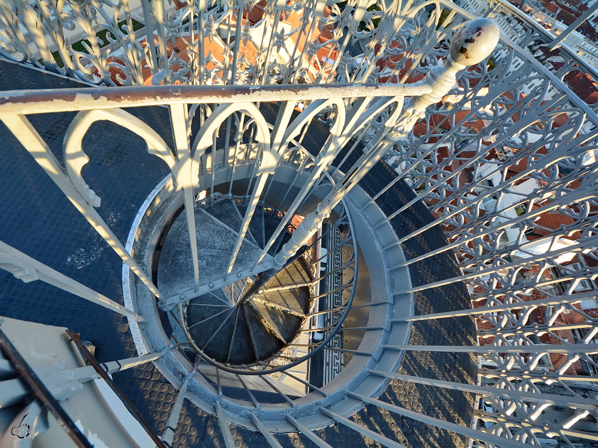 Blick durch die kleine Wendeltreppe am 1902 erbauten gusseisernen Elevador de Santa Justa. (Lissabon, Januar 2017)