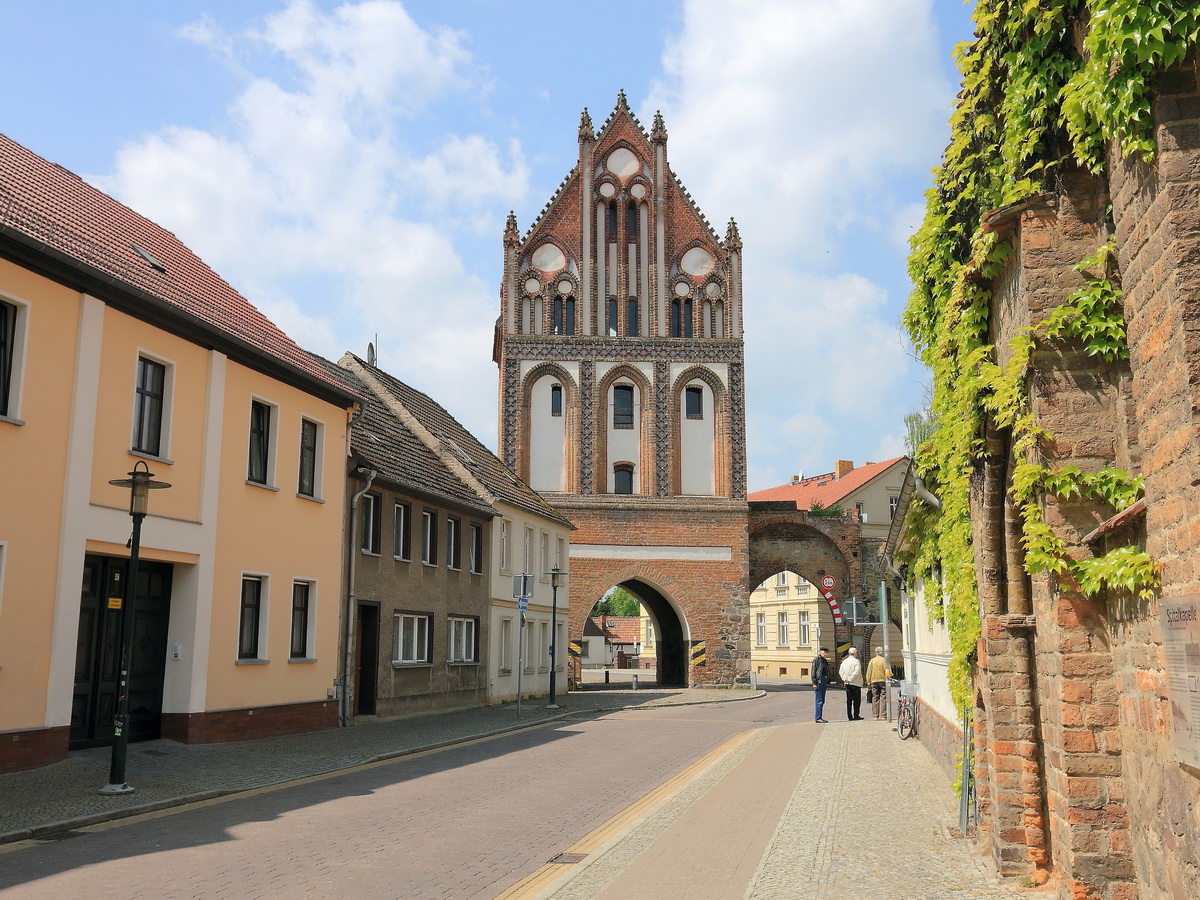 Blick durch die Rudolf-Breitscheid-Strae in Gransee auf das Ruppiner Tor am 18. Mai 2016