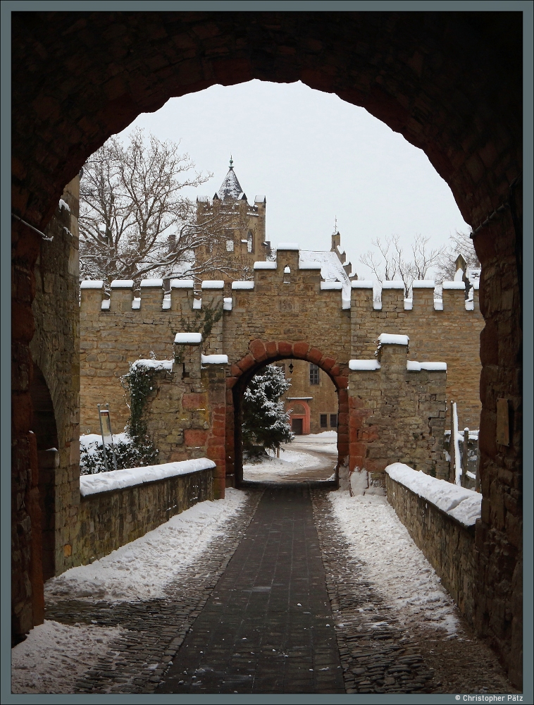 Blick durch das Schlosstor auf das Schloss Mansfeld. (01.02.2026)