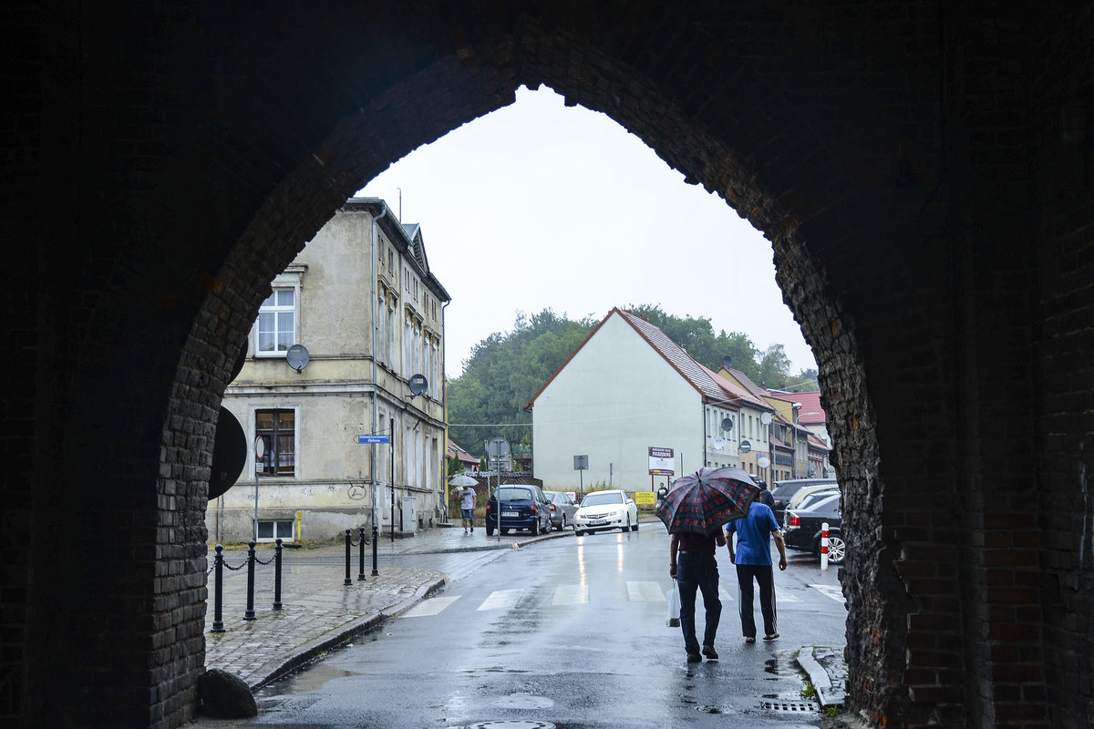 Blick durch das Steintor in Darłowo (Rgenwalde) in Hinterpommern. Aufnahme: 22. August 2020.