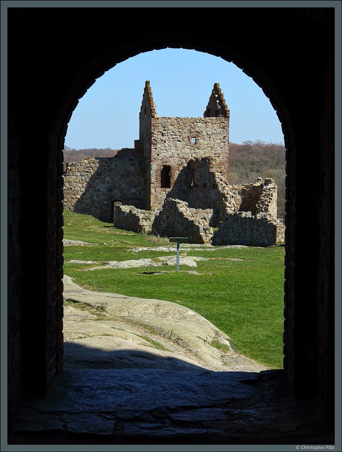 Blick durch das Tor des Bergfrieds auf einen Turm der Ruine Hammershus bei Sandvig. (23.04.2019)