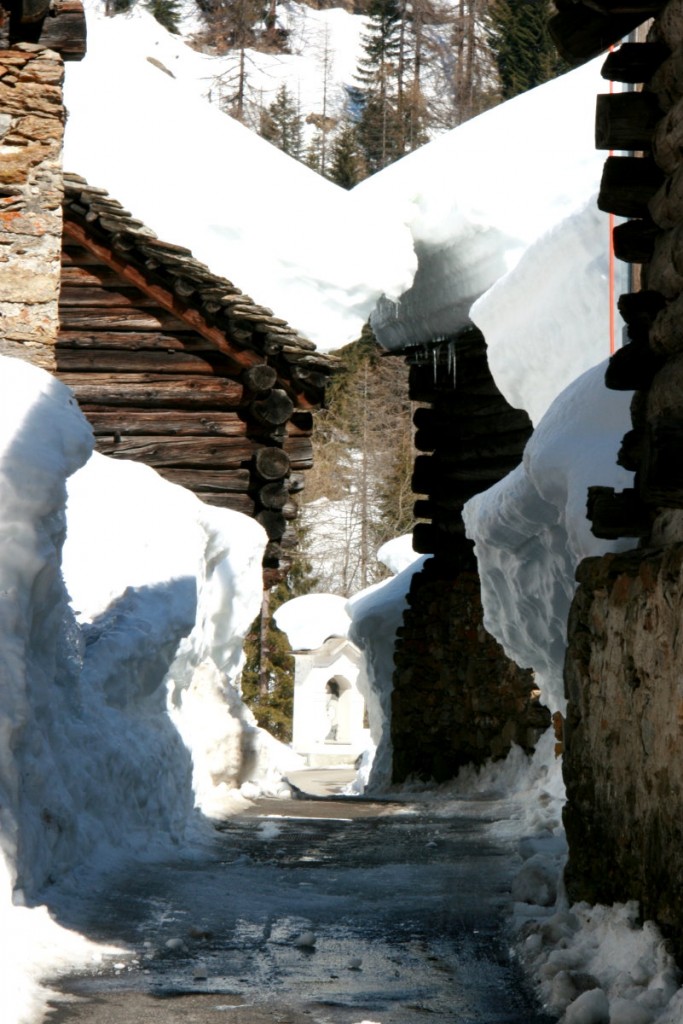 Blick durch die verschneiten Straen von Fusio; 09.03.2014