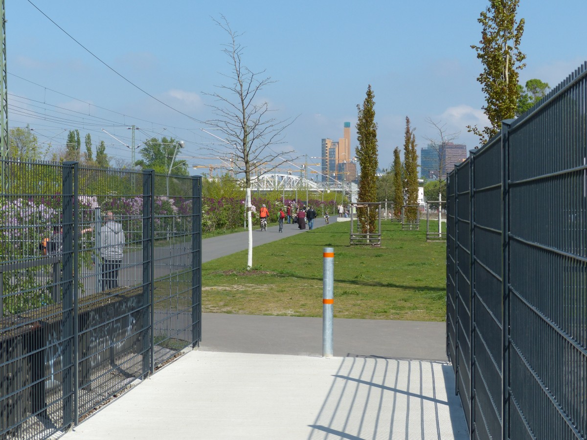 Blick von der ehemaligen Eisenbahnbrcke ber die Yorckstrae in Richtung Potsdamer Platz, erst seit wenigen Tagen fr Fugnger und Radfahrer geffnet. Der Gleisdreieck-Park, nun auch mit einem  Flaschenhals  genannten Sdteil, stellt eine unglaubliche Aufwertung dar, denn insbesondere die Yorckstrae ist ein Ort mit geringer Aufenthaltsqualitt. Nun kann man, von der Monumentenstrae kommend, bis kurz vor den Potsdamer Platz laufen, ohne einem Auto zu begegnen. 21.4.2014