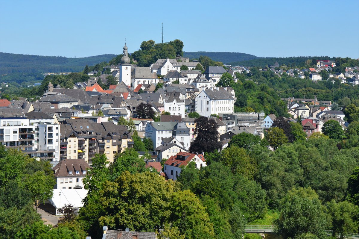 Blick vom Ehmsendenkmal auf die Altstadt von Arnsberg mit Glockenturm und Schloberg im Juli 2018.
