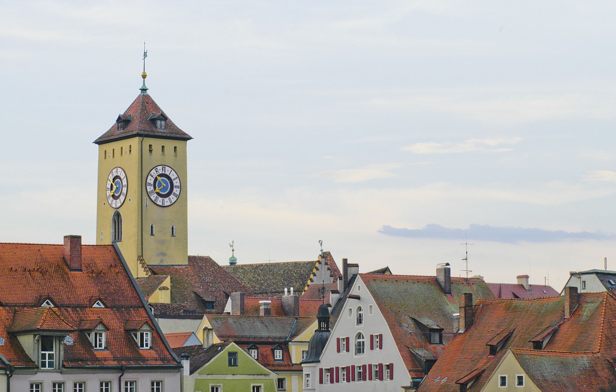 Blick von der Eisernen Brcke: Regensburger Dom und Hausdcher in der Innenstadt von Regensburg. Aufnahme: Juli 2008. 