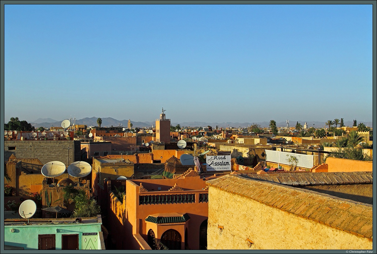 Blick vom El-Badi-Palast ber die Dcher der Medina Richtung Norden. Im Vordergrund sind mehrere Riads, die typischen kleinen Gstehuser mit Innenhof, zu sehen. (Marrakesch, 18.11.2015)