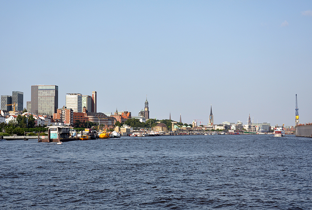 Blick von der Elbe bei Altona Richtung Hamburger Innenstadt und Landungsbrcken - 12.07.2013