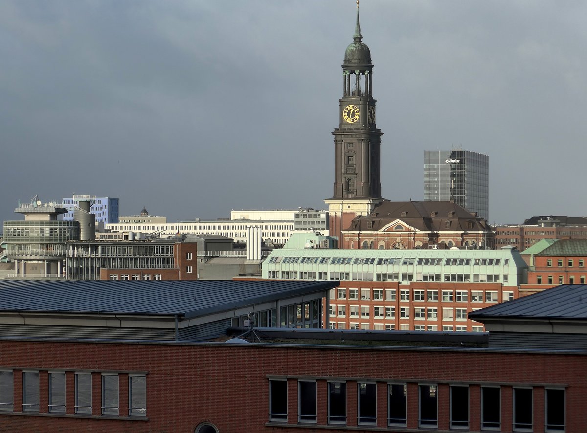 Blick von der Elbphilharmonie zur Hamburger Hauptkirche St. Michaelis. Aufnahme vom 27.12.2016.