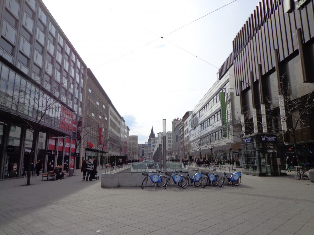 Blick vom Ernst-August-Platz (Hannover HBF) in die Bahnhofstrae, Richtung Krpcke (23.03.14)