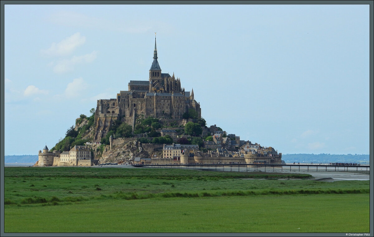 Blick vom Festland auf die Insel Mont Saint Michel. �ber einen Steg erreichen die zahlreichen Touristen das Weltkulturerbe rund um die bekannte Abtei. (06.05.2026)