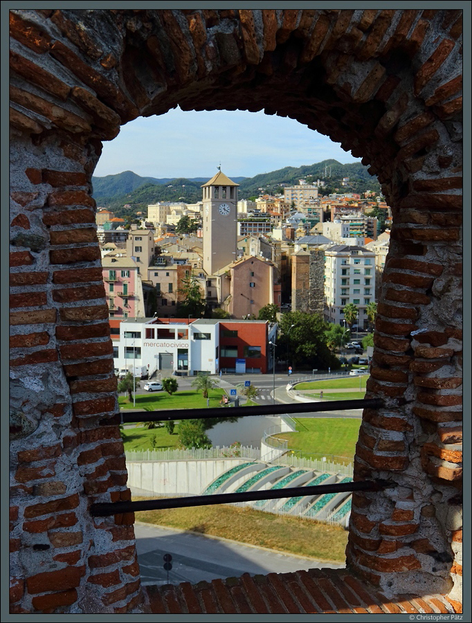 Blick von der Festung Priamar auf die Altstadt Savonas: Markant sticht der Uhrenturm Civica del Brandale hervor, davor der Corsi- und der Guarnieri-Turm. (24.09.2018)
