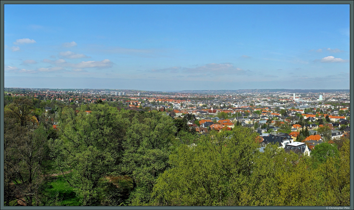 Blick vom Fichteturm auf Dresden: Im Vordergrund der Stadtteil Plauen, dahinter Lbtau. Markant stechen im Hintergrund die Hochhuser des Neubaugebietes Gorbitz hervor, rechts davon befinden sich Cotta und Friedrichstadt. Ganz hinten sind die Weinberge bei Radebeul zu sehen. Markantestes Bauwerk im rechten Bildteil ist das <a href= http://www.staedte-fotos.de/bild/Deutschland~Sachsen~Dresden/47682/blick-vom-fichteturm-auf-dresden-zu.html >Heizkraftwerk Nossener Brcke</a>. (11.04.2014) <p><a href= http://www.staedte-fotos.de/bild/Deutschland~Sachsen~Dresden/47598/blick-vom-fichteturm-auf-dresden-links.html >Zum nchsten Teil des Panoramas</a><br>