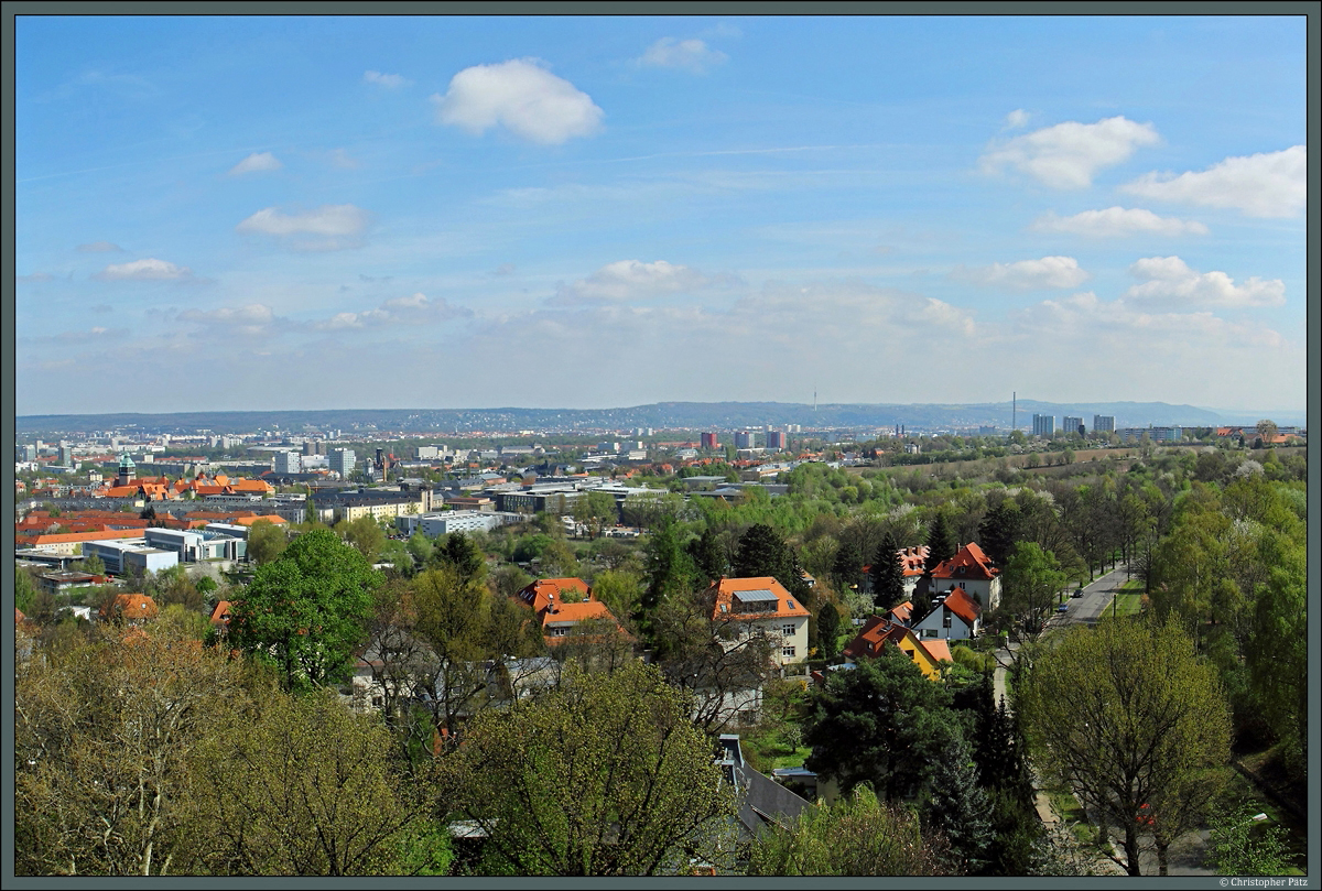 Blick vom Fichteturm auf Dresden: Im linken Bildteil wieder der Campus der TU Dresden mit dem markanten Turm des Schumannbaus. An den Elbhngen die Stadtteile Loschwitz und Bhlau. In der Mitte des Bildes stechen drei Studentenwohnheime an der Wundtstrae hervor. Dahinter ist auch der Fernsehturm erkennbar. Rechts davon sind die dunklen Trme der Cristuskirche von Dresden-Strehlen erkennbar. Im rechten Bildteil sind deutlich der Schornstein des Heizkraftwerks Niedersedlitz und die Hochhuser des Neubaugebietes Zschertnitz zu sehen. Vor diesen Hochhusern ist mit dem Bismarkturm ein weiterer Aussichtsturm erkennbar. Ganz vorn am rechten Bildrand die Strecke der Straenbahnlinie 3 nach Coschtz. (11.04.2014)<p><a href= http://www.staedte-fotos.de/bild/Deutschland~Sachsen~Dresden/47598/blick-vom-fichteturm-auf-dresden-links.html >Zum vorherigen Teil des Panoramas</a><br>