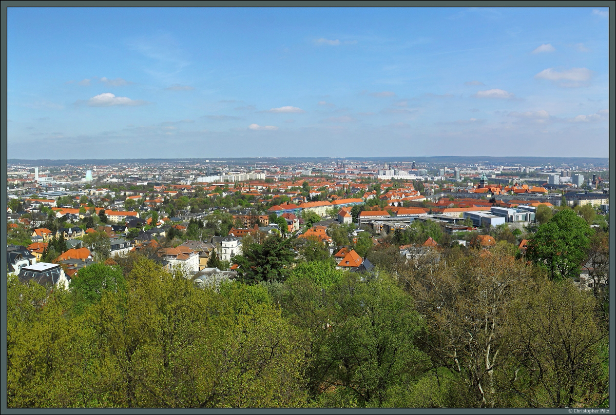 Blick vom Fichteturm auf Dresden: Links wieder das <a href= http://www.staedte-fotos.de/bild/Deutschland~Sachsen~Dresden/47682/blick-vom-fichteturm-auf-dresden-zu.html >Heizkraftwerk Nossener Brücke</a>, rechts davon die markanten Wohnblöcke an der Budapester Straße, im Vordergrund ist wieder der Stadtteil Plauen zu sehen. Ganz im Hintergrund auf den Hügeln sind die Ausläufer von Dresden-Klotzsche zu sehen. Etwas rechts der Bildmitte befindet sich die Altstadt (zu sehen sind u.a. die Frauenkirche sowie die Türme von Rathaus und Kreuzkirche) sowie der Hauptbahnhof. Davor beginnt die Südvorstadt. Den rechten Bildteil dominieren die Gebäude der Technischen Universität Dresden sowie das  Stadion etwas dahinter. (11.04.2014) <p><a href= http://www.staedte-fotos.de/bild/Deutschland~Sachsen~Dresden/47599/blick-vom-fichteturm-auf-dresden-im.html >Zum nächsten Teil des Panoramas</a><br>   <a href= http://www.staedte-fotos.de/bild/Deutschland~Sachsen~Dresden/47597/blick-vom-fichteturm-auf-dresden-im.html >Zum vorherigen Teil des Panoramas</a><br>
<a href= http://www.staedte-fotos.de/bild/Deutschland~Sachsen~Dresden/47683/blick-vom-fichteturm-auf-den-campus.html >Zum Ausschnitt TU-Campus</a><br>