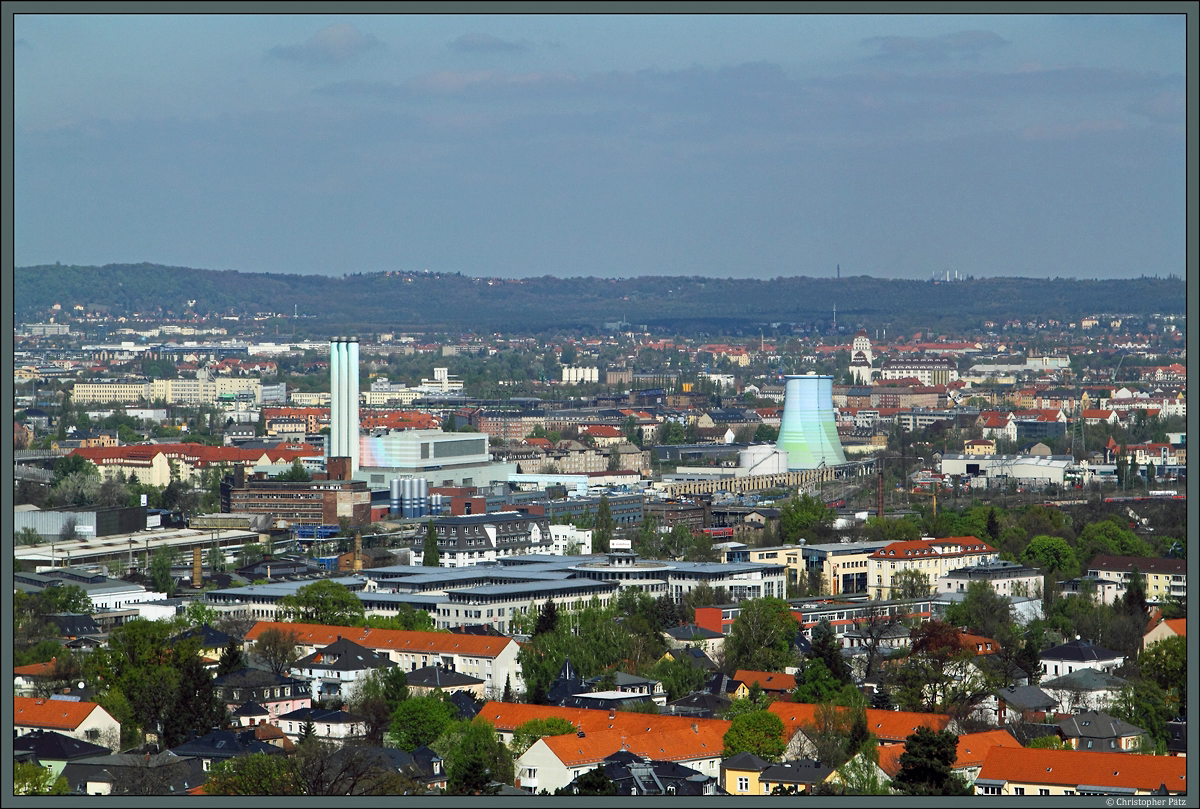 Blick vom Fichteturm auf Dresden: Zu sehen ist das Heizkraftwerk Nossener Brcke, davor befindet sich der Bahnhof Dresden-Altstadt mit dem bekannten gleichnamigen Bahnbetriebswerk. Hinter dem Kraftwerk befindet sich der Stadtteil Friedrichstadt, rechts hinter dem Khlturm die Dresdener Mhle. (11.04.2014)
<br><a href= http://www.staedte-fotos.de/bild/Deutschland~Sachsen~Dresden/47597/blick-vom-fichteturm-auf-dresden-im.html >Zum Panorama-Blick auf Dresden</a>