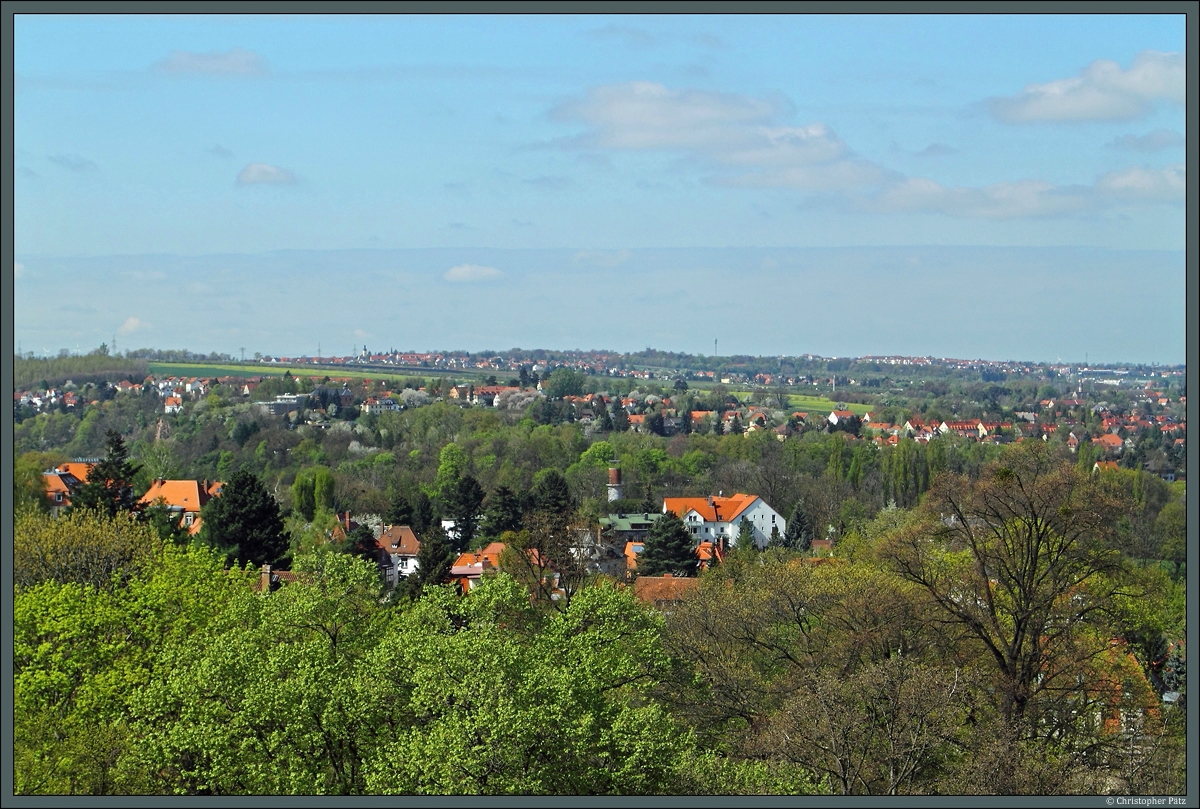 Blick vom Fichteturm zum Aussichtsturm Hoher Stein (in Bildmitte, links des weien Hauses). Aus dieser Perspektive ist der hinter dem Turm beginnende <a href= http://www.bahnbilder.de/bild/deutschland~dampfloks~br-18-201-02-0201-dr-umbau-schnellfahrlok/777121/mit-einem-sonderzug-aus-freiberg-durchf228hrt.html >Plauenschen Grund</a> bestenfalls zu erahnen. Auf der anderen Seite des Tals befindet sich der Stadtteil Dtzschen, dahinter Pesterwitz mit dem herausstechenden Turm der St.-Jakobus-Kirche. Ganz rechts im Hintergrund der Stadtteil Pennrich. (11.04.2014)
<br><a href= http://www.staedte-fotos.de/bild/Deutschland~Sachsen~Dresden/47597/blick-vom-fichteturm-auf-dresden-im.html >Zum Panorama-Blick auf Dresden</a>