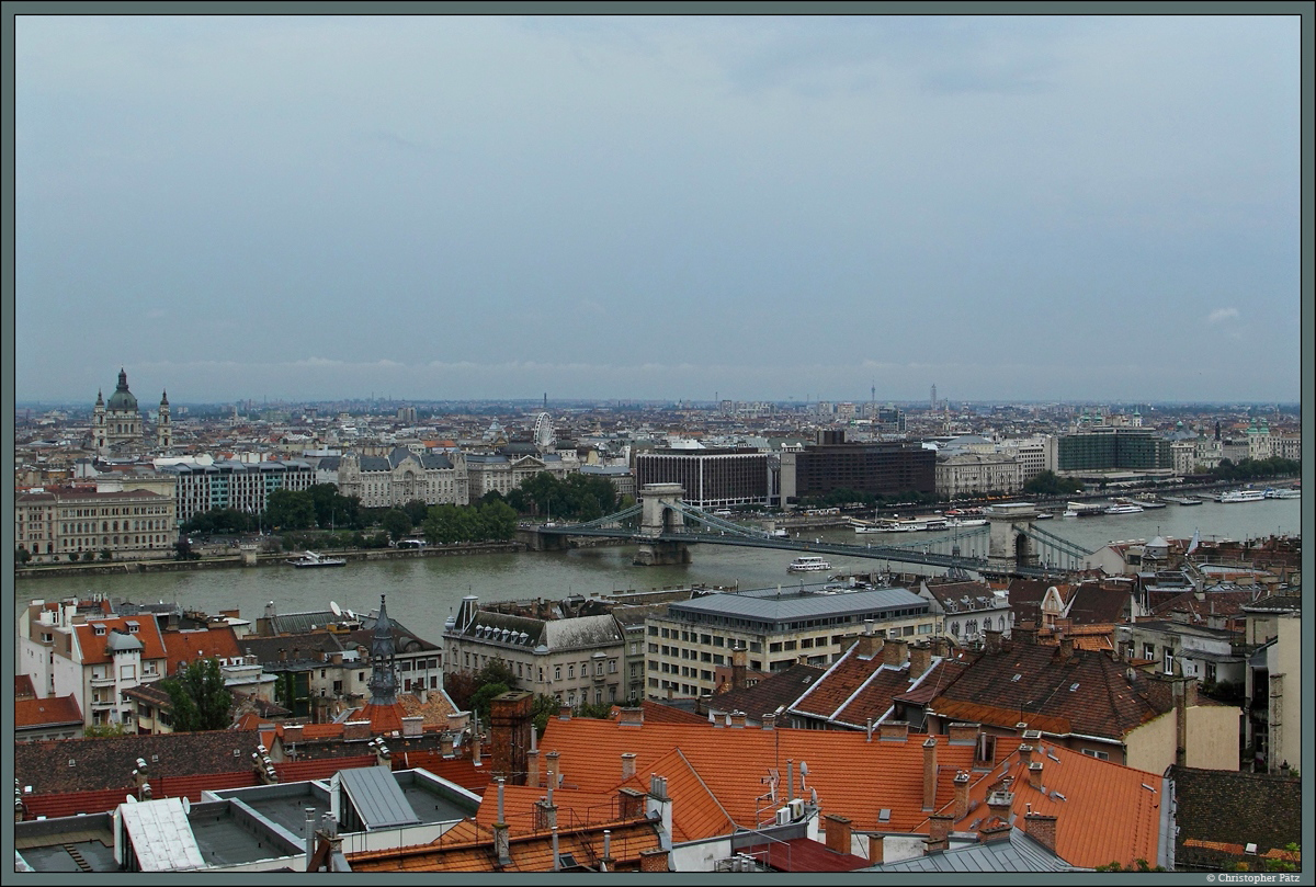 Blick von der Fischerbastei auf Budapest: In der Mitte befindet sich die Kettenbrcke, welche die Stadtteile Buda und Pest verbindet. Links ist die Stefansbasilika erkennbar. (20.08.2014)