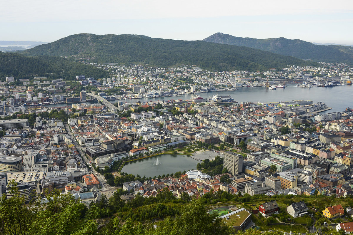 Blick vom Fløyen auf Bergen, die mit 279.000 Einwohnern (Stand 2017) die zweitgrößte Stadt Norwegens ist. Aufnahme: 11. Juli 2018.